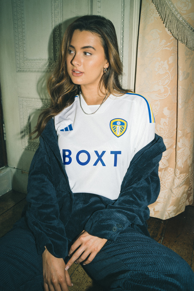 Áo đấu sân nhà của Leeds United 2023-24