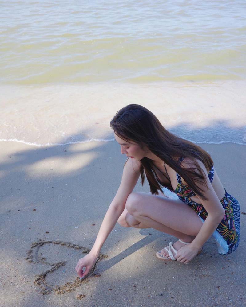 ฐิสา วริฏฐิสา นางเอกวิกหมอชิต สวมทูพีซ อวดผิวขาวโอโม่ ริมทะเล