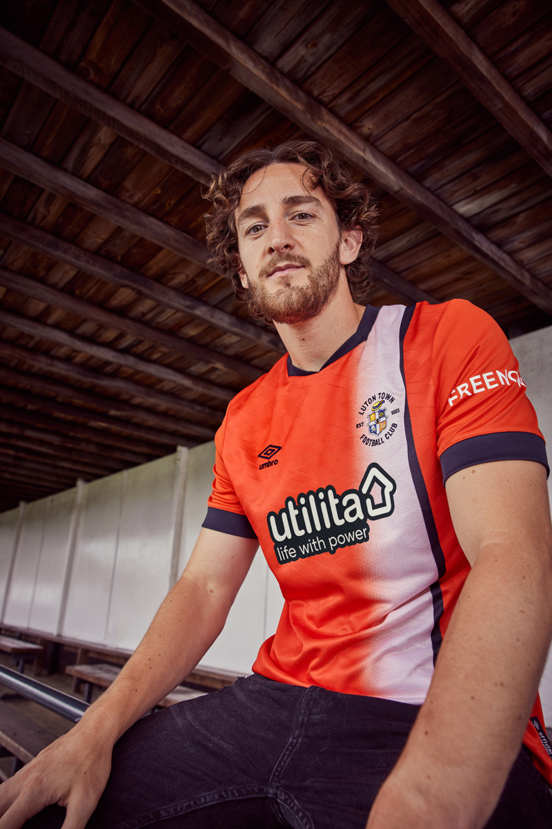 Áo Đấu Sân Nhà Của Luton Town 2023-24