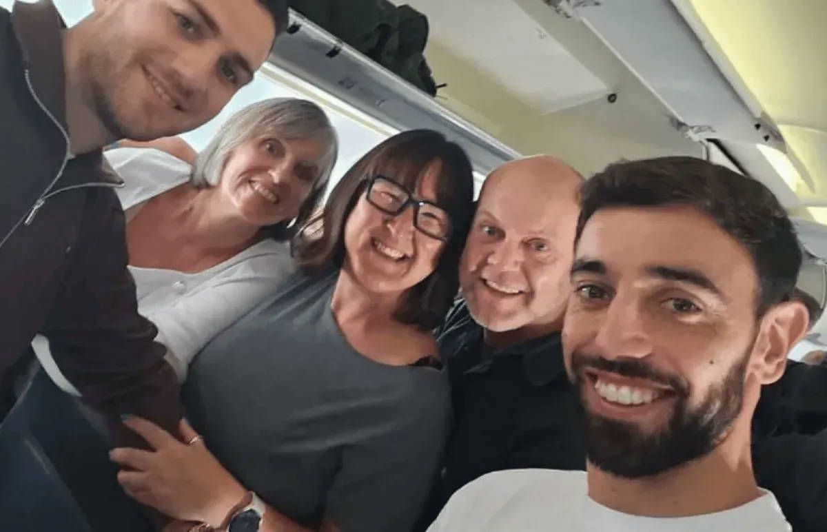 Bruno Fernandes giúp hành khách bị ngất xỉu trên máy bay, giúp ông ấy được điều trị nhanh