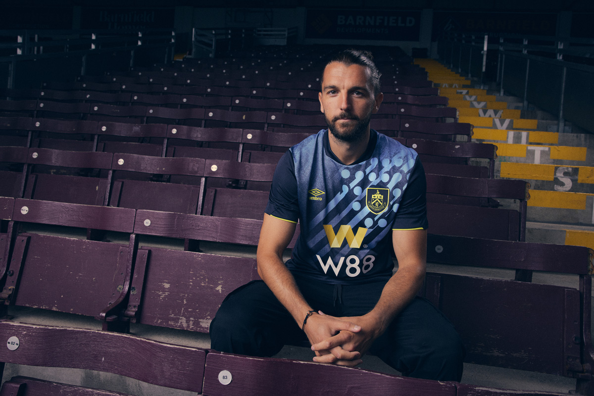 Áo đấu sân khách thứ hai của Burnley 2023-24