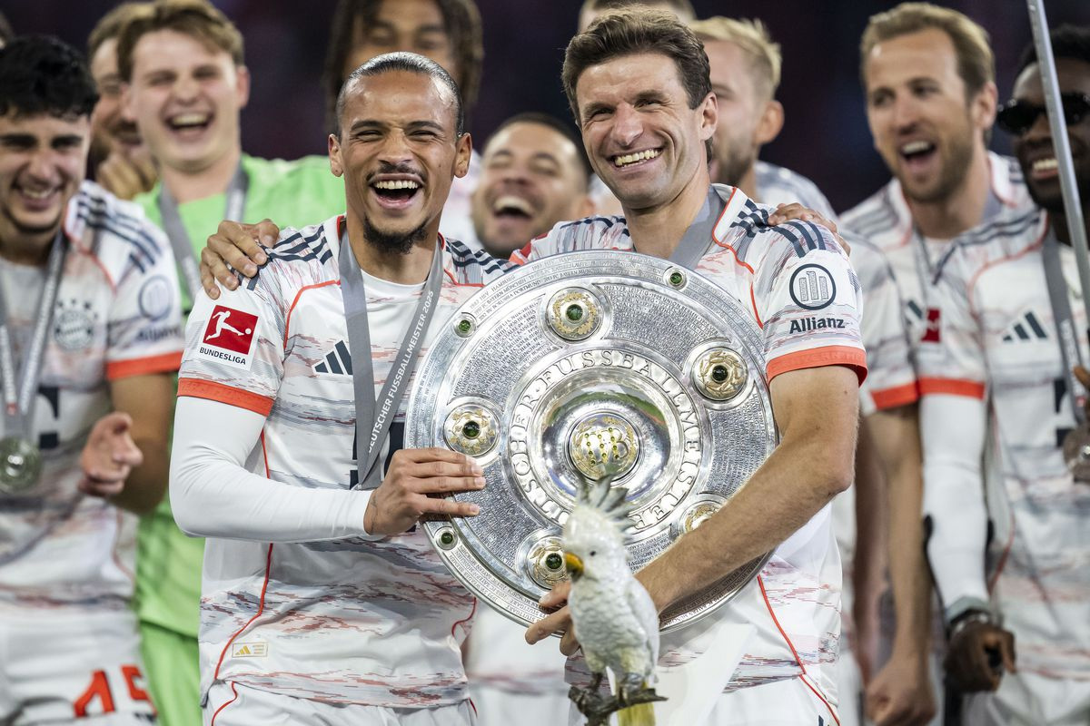 Bayern Munich 2-0 Monchengladbach | Trận chia tay sân nhà của Thomas Muller, Kane nâng cao cúp vô địch đầu tiên của mình
