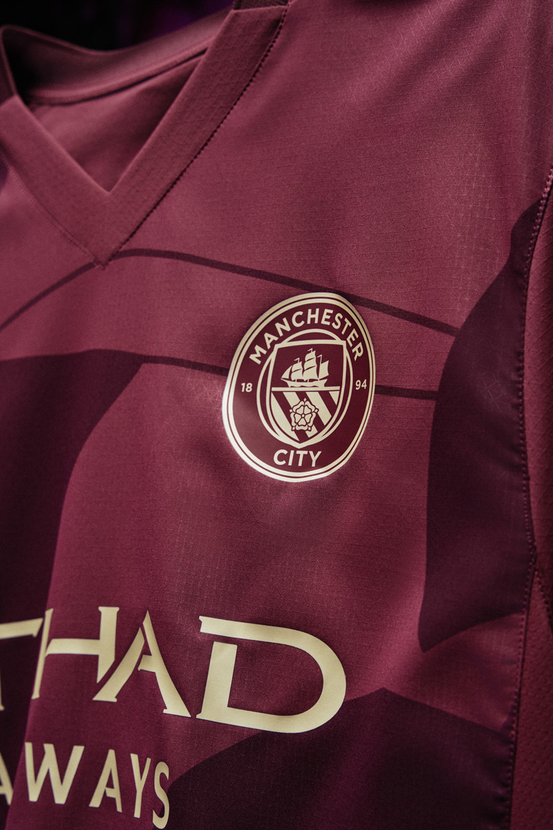 Áo đấu sân khách thứ hai Manchester City cho mùa giải 2024-25