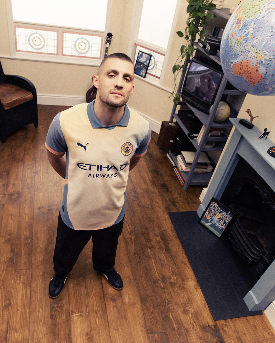 Áo thi đấu sân khách thứ ba của Manchester City 2024-25