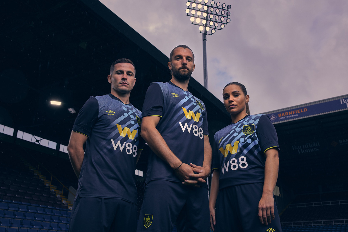 Áo đấu sân khách thứ hai của Burnley 2023-24