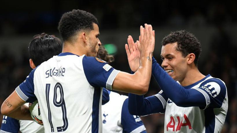 Tottenham Hotspur 3-0 Qarabag | Johnson,Sarr và Solanke lập công, 10 người Tottenham đại thắng Qarabag