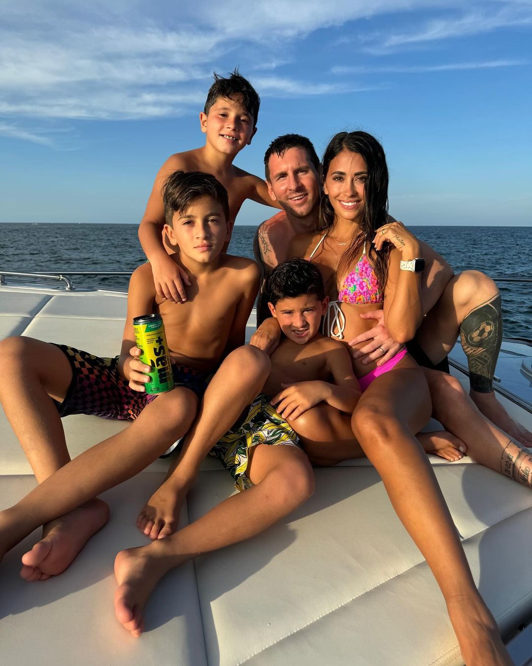 Gia đình 5 người của Messi đi nghỉ trên du thuyền trên biển🌊🌴