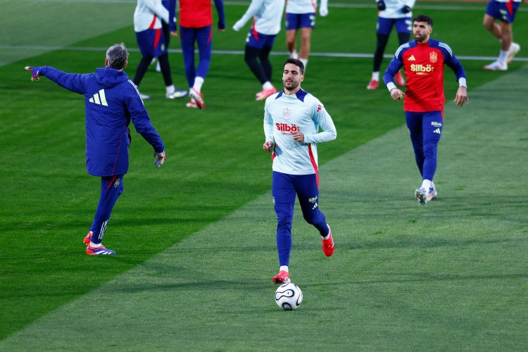 Khi còn nhỏ, tôi đã bắt chước Villa và Torres chơi ở vị trí tiền đạo, điều này giúp tôi hiểu rõ hơn về không gian trong vòng cấm địa