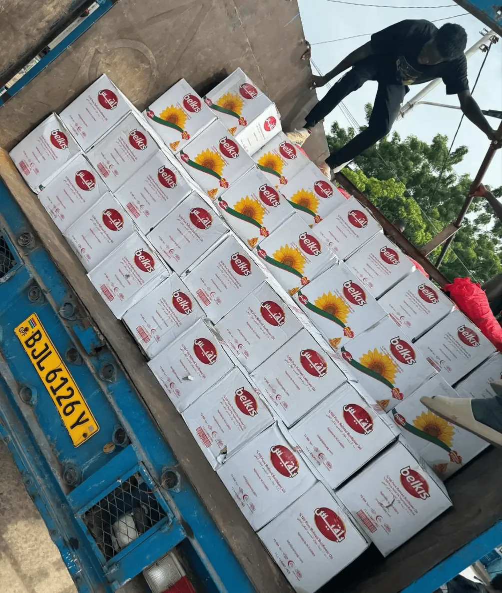 Jackson đã mua vài xe tải thực phẩm để tặng người dân ở quê hương