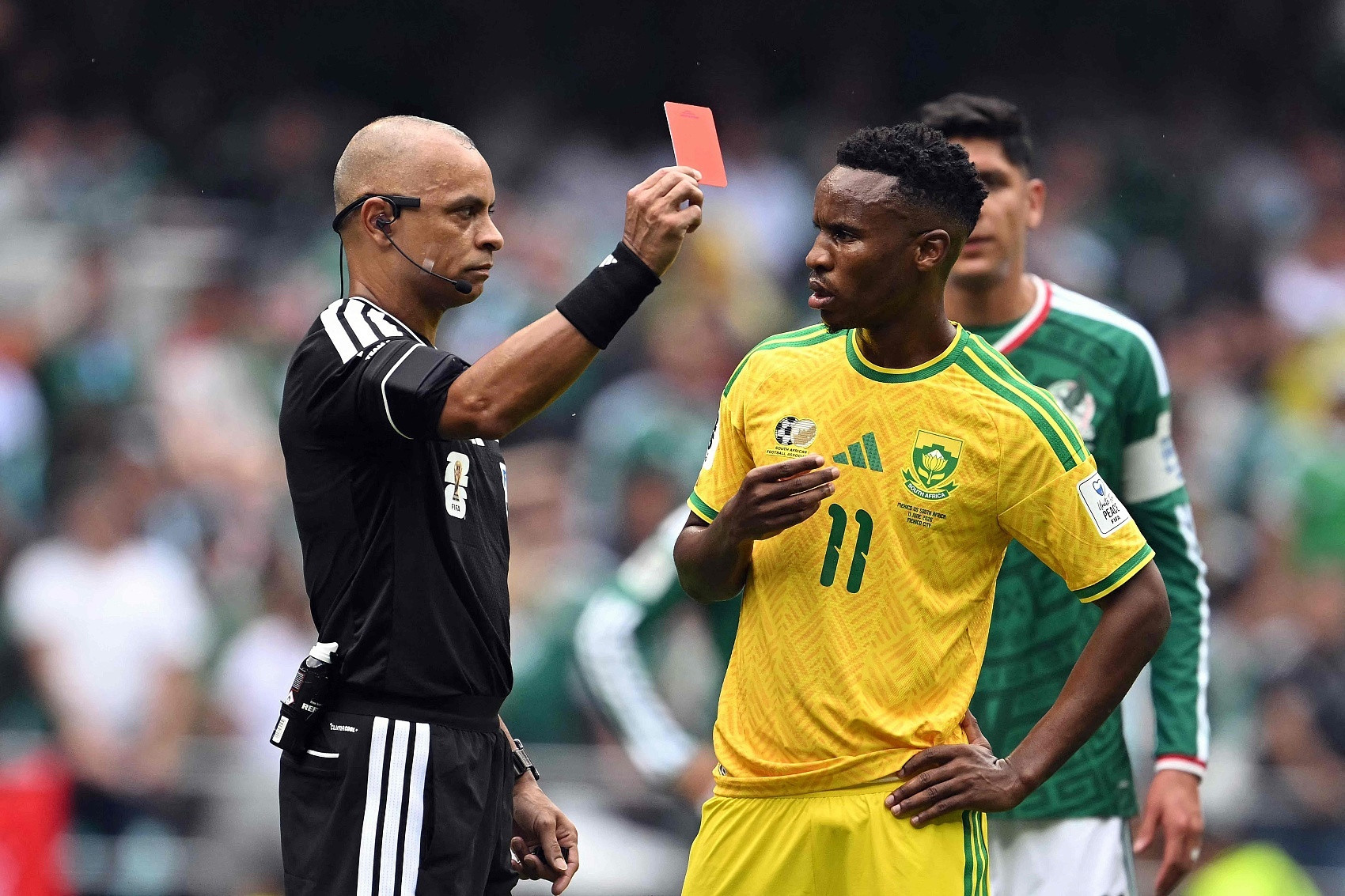 Trận khai mạc Mexico vs Nam Phi có 3 thẻ đỏ, xếp thứ 2 trong lịch sử World Cup