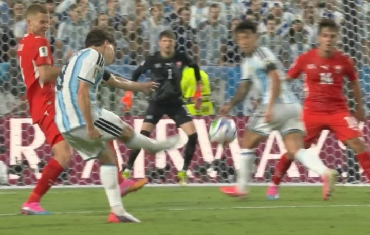 Argentina 3-1 Thụy Sĩ | Embolo nhận thẻ vàng thứ 2 vì ăn vạ, nhà ĐKVĐ chật vật vào bán kết