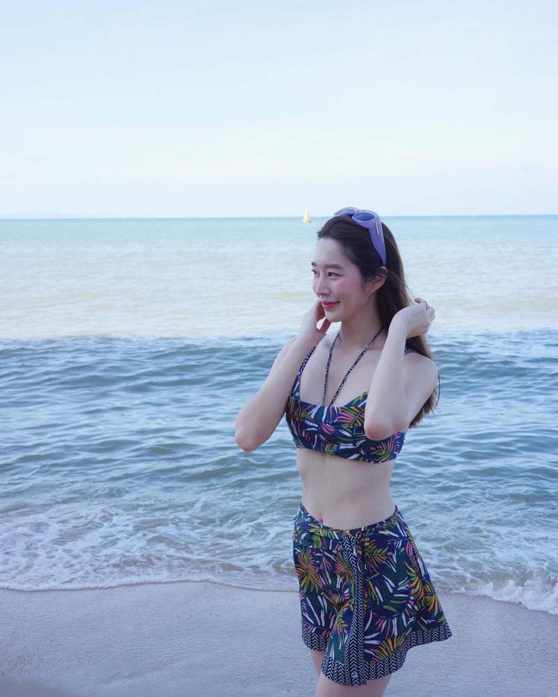 ฐิสา วริฏฐิสา นางเอกวิกหมอชิต สวมทูพีซ อวดผิวขาวโอโม่ ริมทะเล
