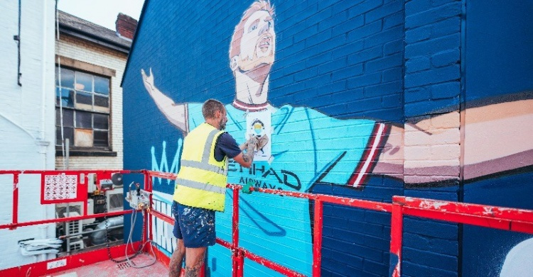 Công thần của Man City! Bức tranh tường về De Bruyne chính thức ra mắt
