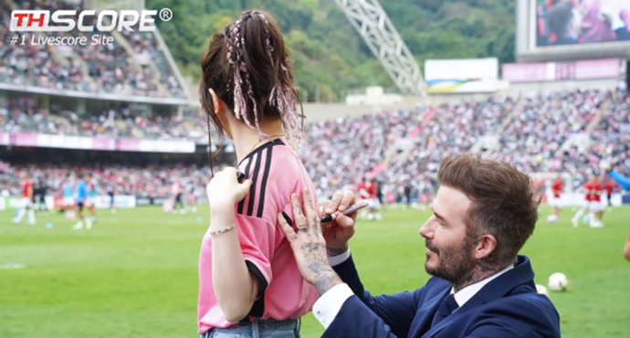 แฟนตาซี!!! นักร้องจีนเติ้ง จื่อฉีถ่ายรูปกับเบ็คแฮมก่อนเกม และได้รับลายเซ็นบนเสื้อจากเบ็คแฮม