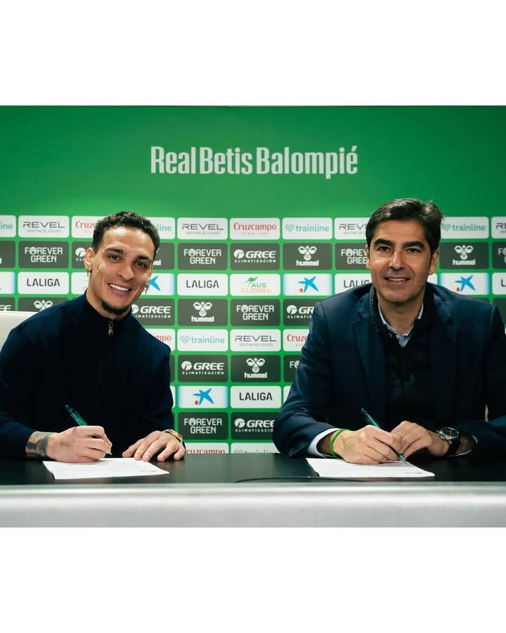 Anthony gia nhập Real Betis, gương mặt rạng rỡ.