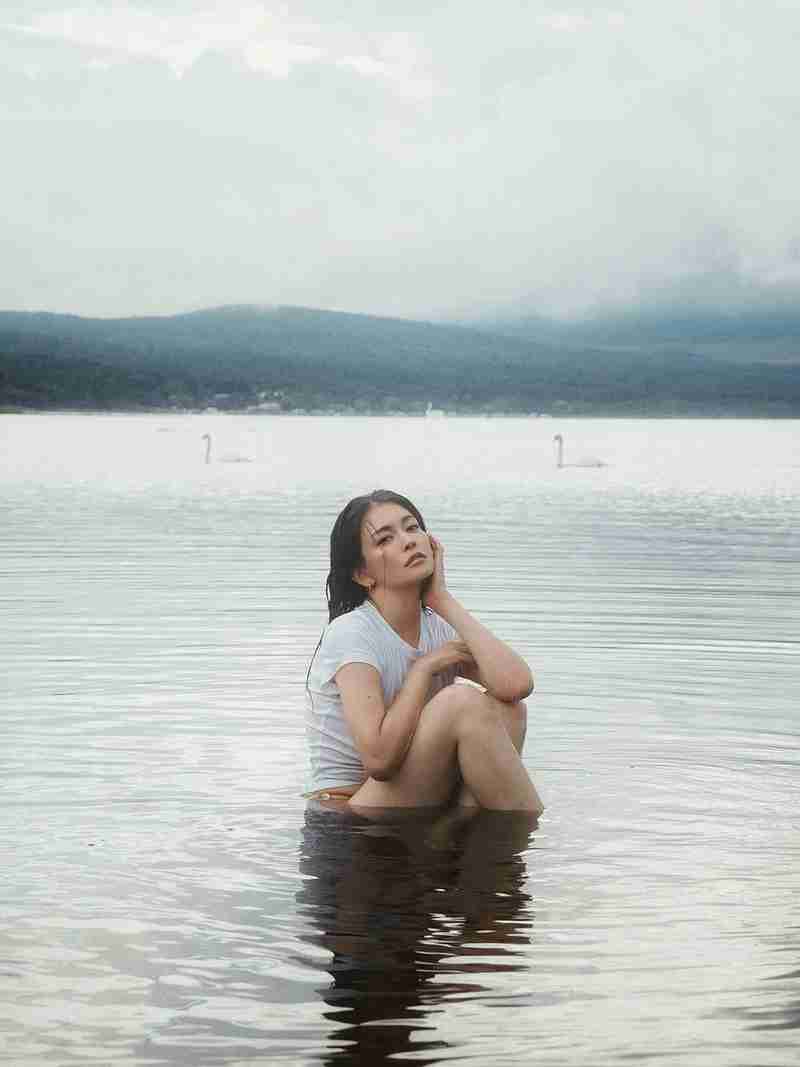 แมรี่ ทาจิบานะ กับชอตแช่น้ำริมทะเลสาบ แซ่บทุกท่วงท่า