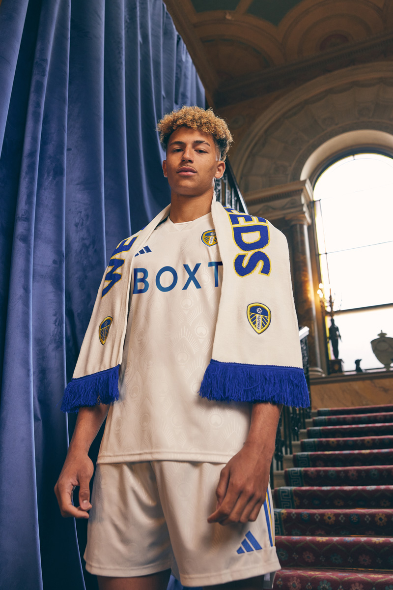 Áo đấu sân nhà của Leeds United 2023-24