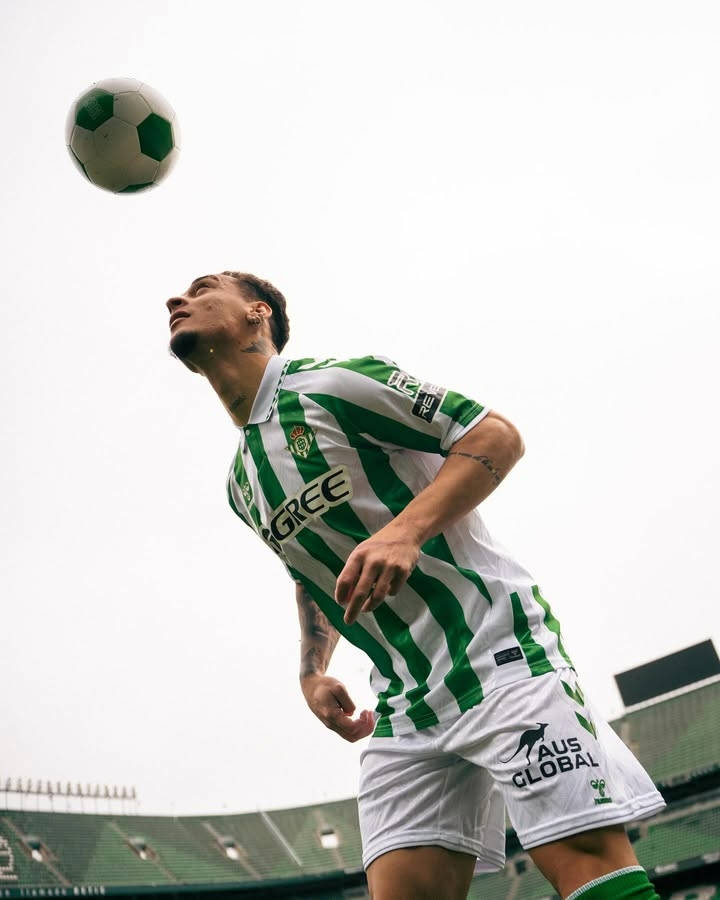 Anthony gia nhập Real Betis, gương mặt rạng rỡ.
