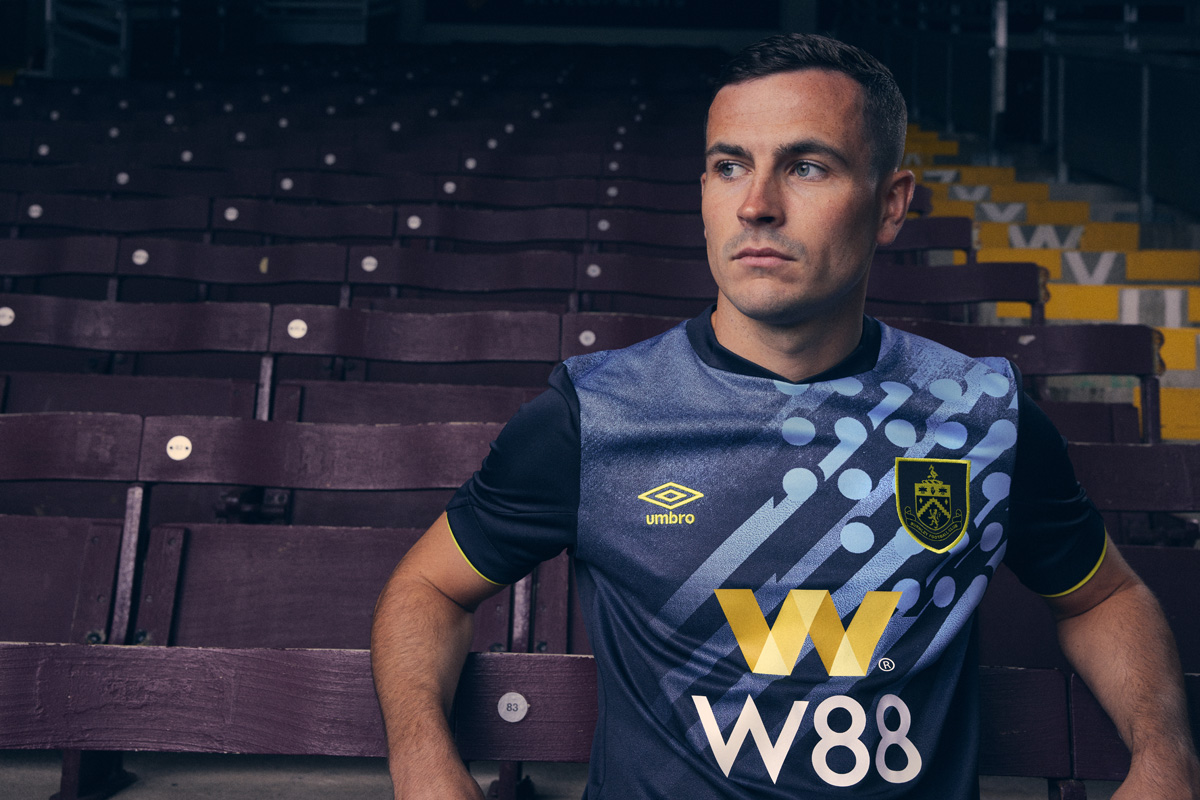 Áo đấu sân khách thứ hai của Burnley 2023-24