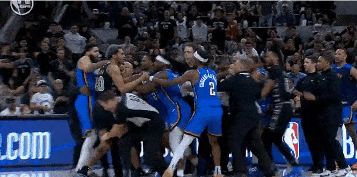 Trận đấu giữa Thunder và Spurs xảy ra xô xát lớn, Champagnie, Kenrich và Dort bị truất quyền thi đấu
