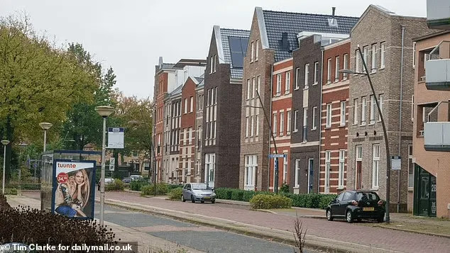 Sau khi trở lại quê nhà, cha mẹ của Ten Hag đã đến thăm ông, ông được người dân quê nhà thông cảm và chào đón