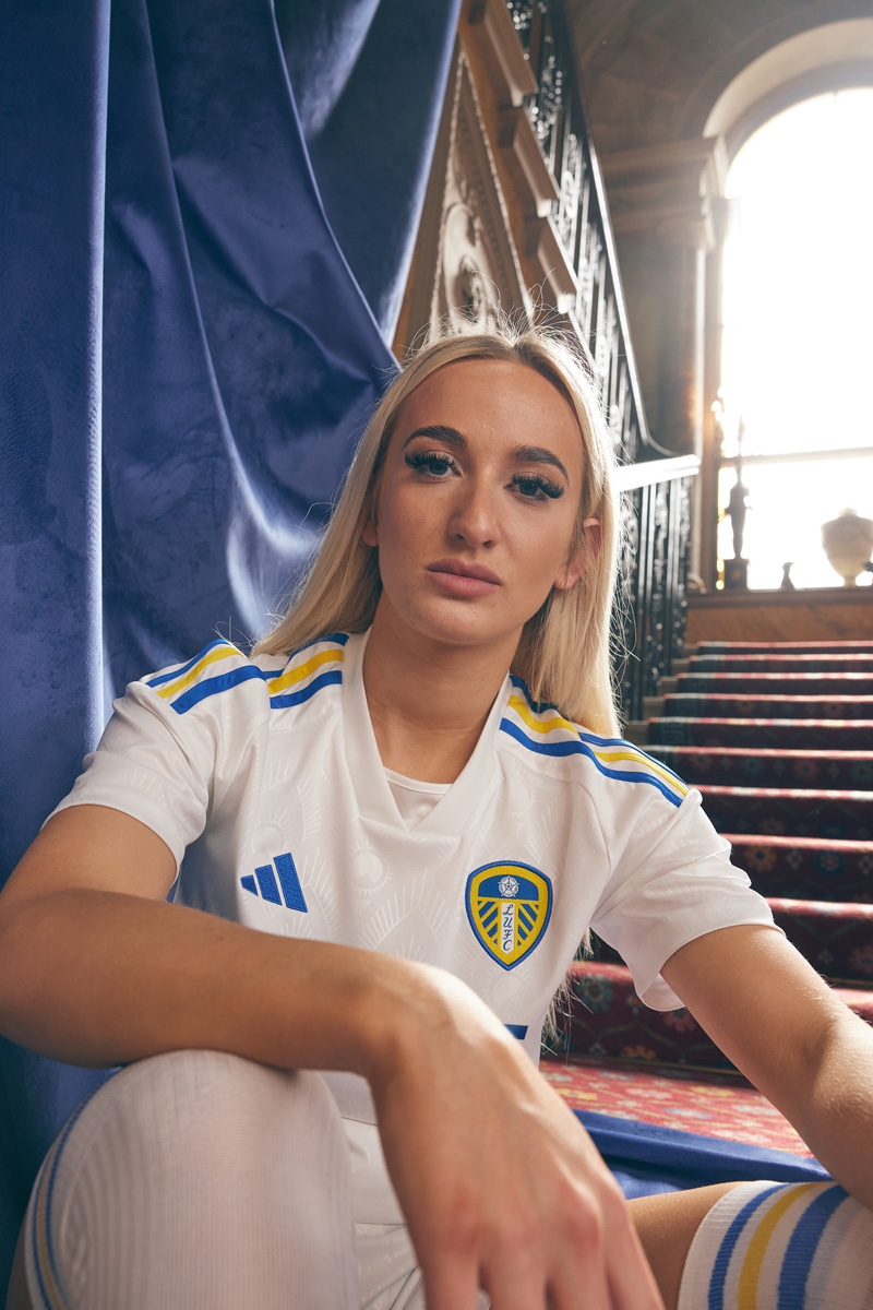 Áo đấu sân nhà của Leeds United 2023-24