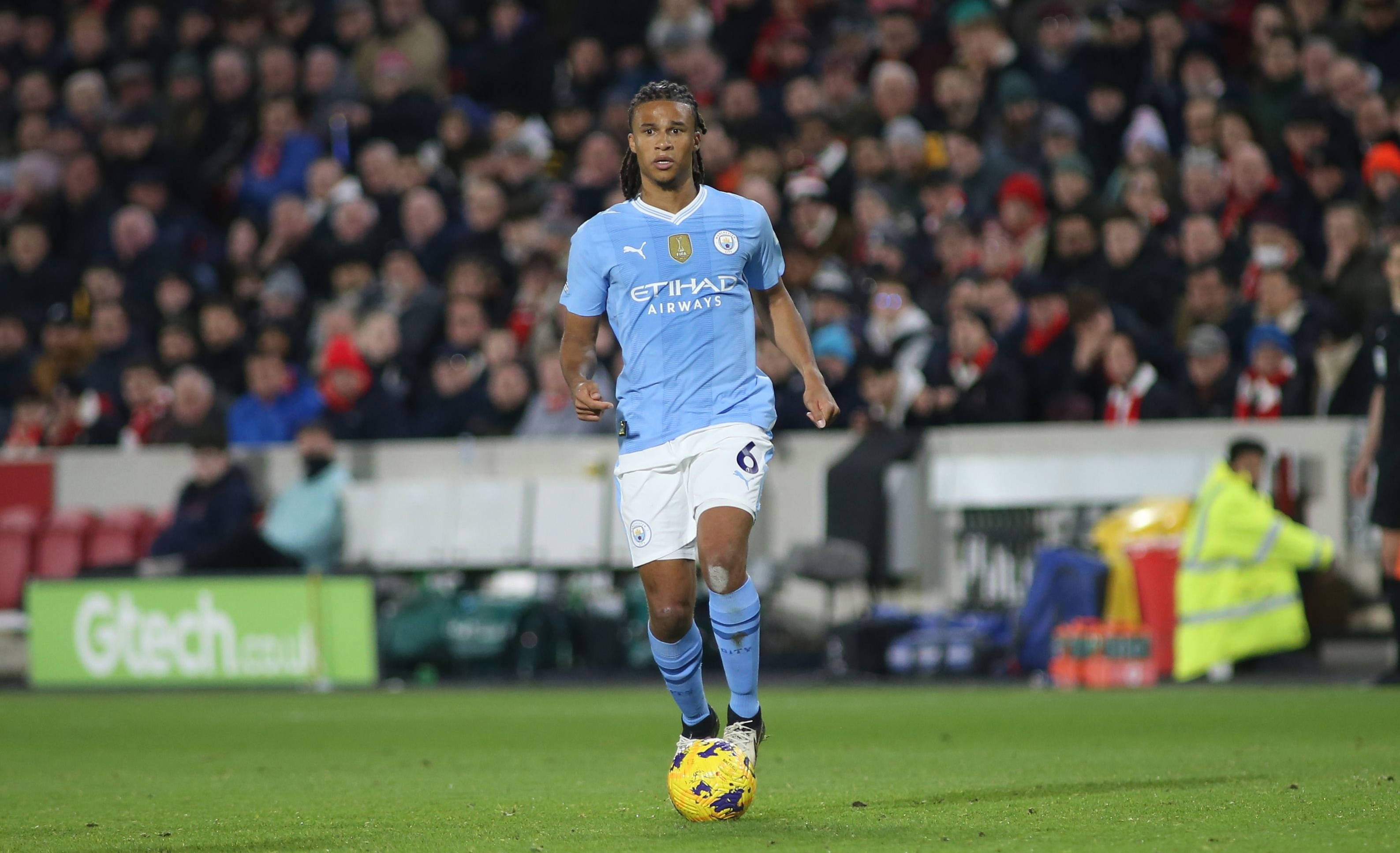 Ake có ít cơ hội ra sân tại Man City, có thể được cho mượn sang Barca ở kỳ chuyển nhượng mùa đông