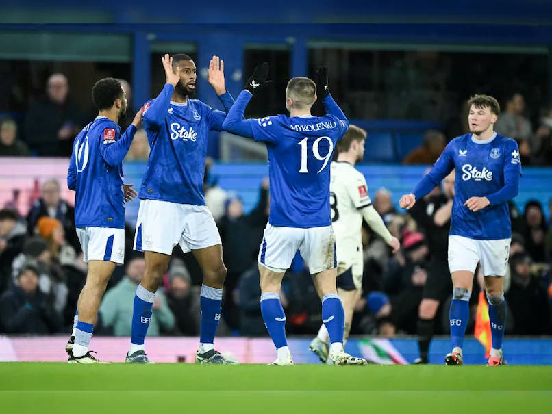Everton thắng một trận Cúp FA chỉ vài giờ sau khi sa thải HLV Dyche
