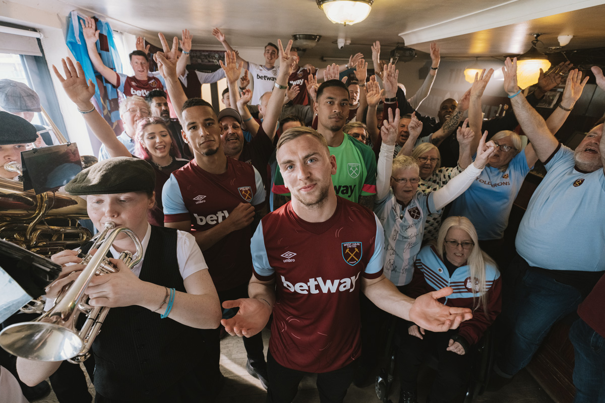 Áo đấu sân nhà của West Ham United 2023-24