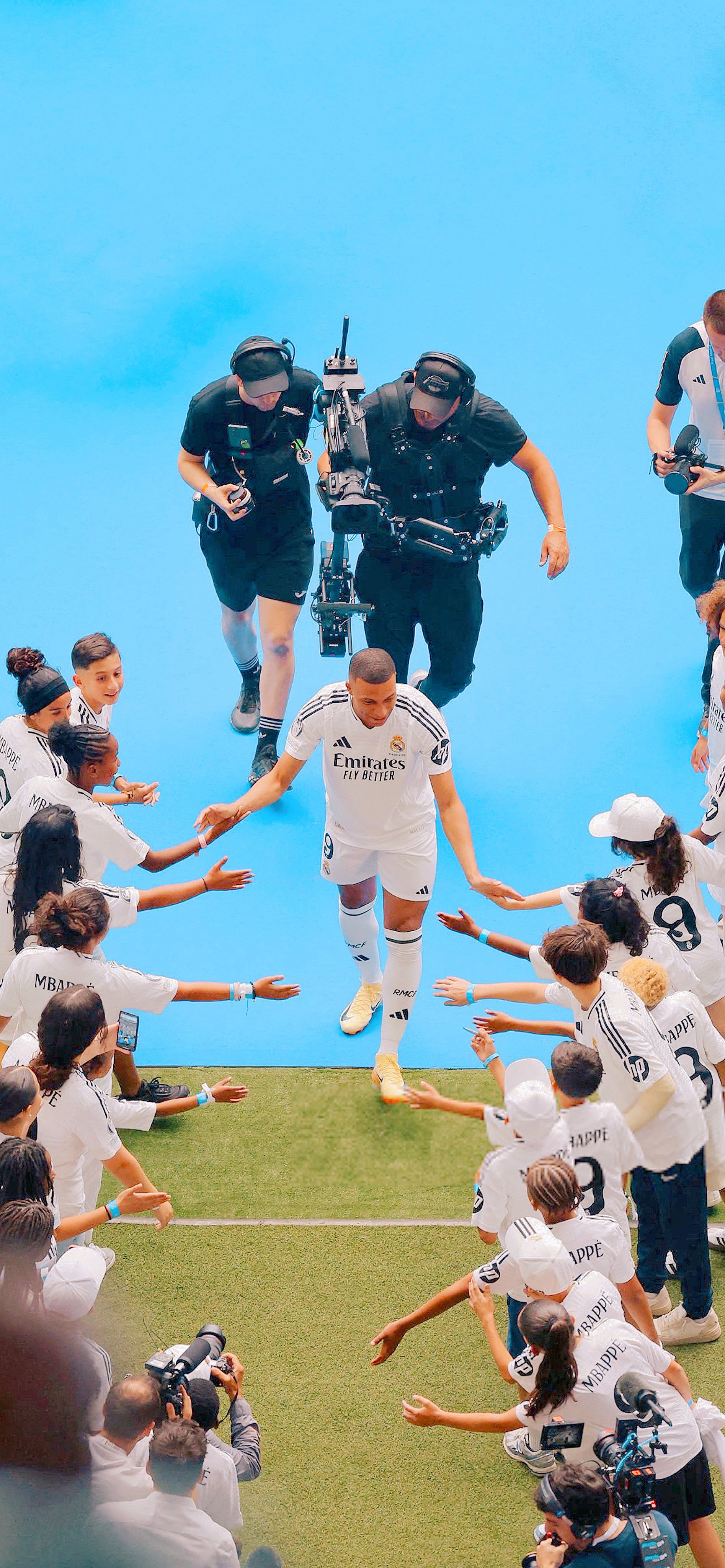 Ảnh đẹp: Mbappe ra mắt Real Madrid