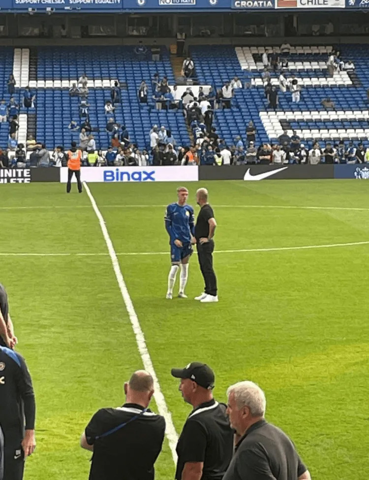 Cựu thầy trọ! Một phóng viên đã chụp ảnh Guardiola và Palmer giao tiếp trên sân sau trận đấu