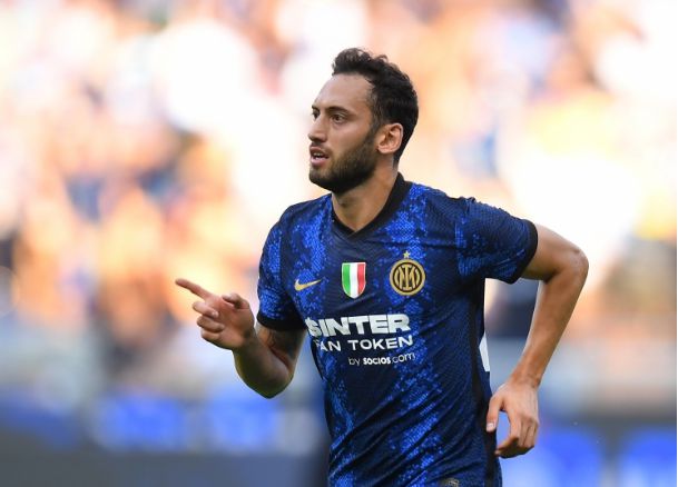 Riyadh Victory đã liên hệ với người đại diện của Calhanoglu, nhưng hiện tại vẫn chưa rõ ý kiến của cầu thủ này