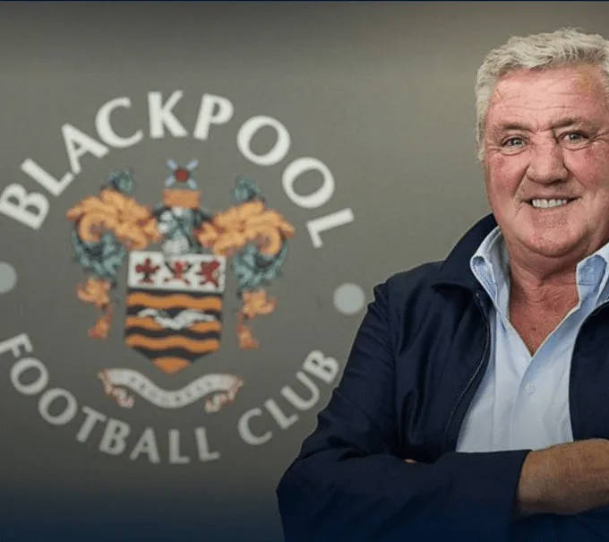 Cựu huấn luyện viên Premier League và huyền thoại Manchester United Steve Bruce làm HLV của đội Hạng 3 Anh Blackpool