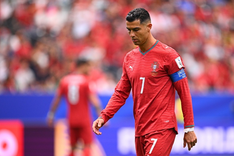 Scholes: Ronaldo chỉ nên chơi 15 phút cuối trận. Messi lập hat-trick, Mbappe lập cú đúp, và Ronaldo đang rất tức giận