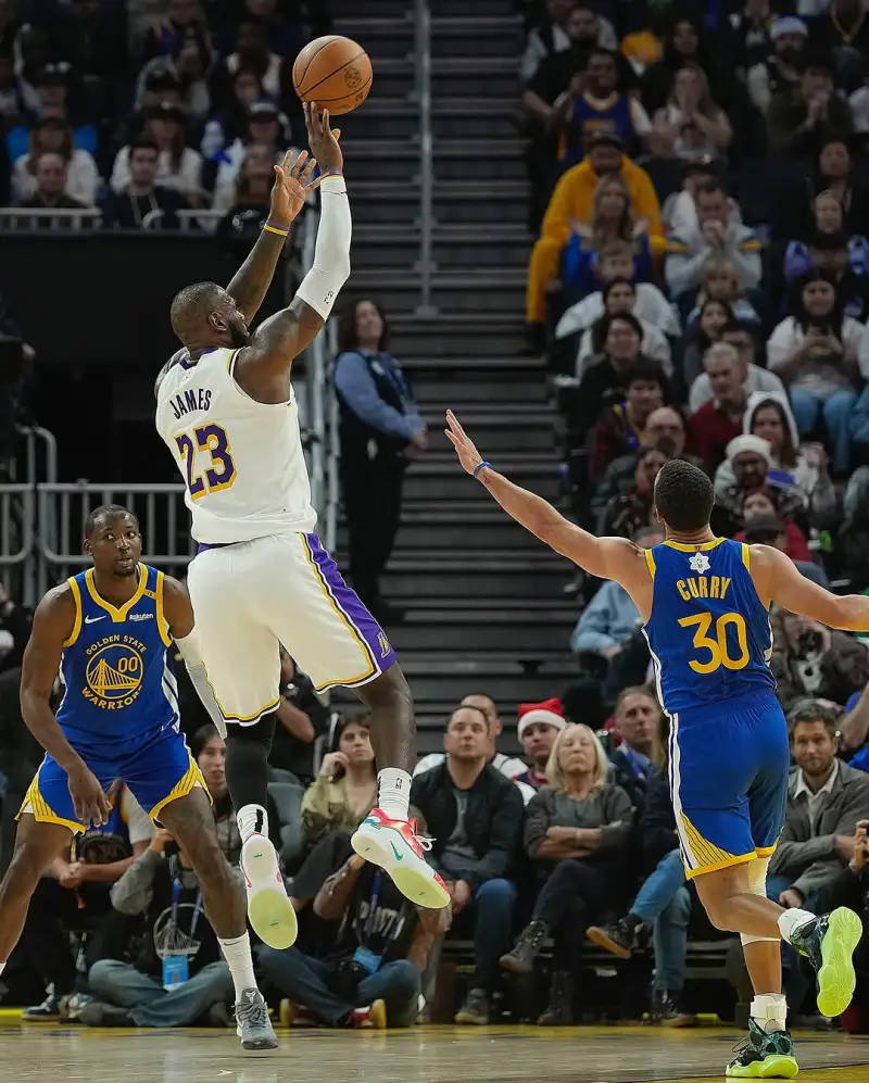 Trận đấu giữa Lakers và Warriors thu hút rất nhiều khán giả