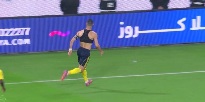Ronaldo sút hỏng penalty nhưng lập siêu phẩm ngay sau đó, cởi áo ăn mừng cuồng nhiệt