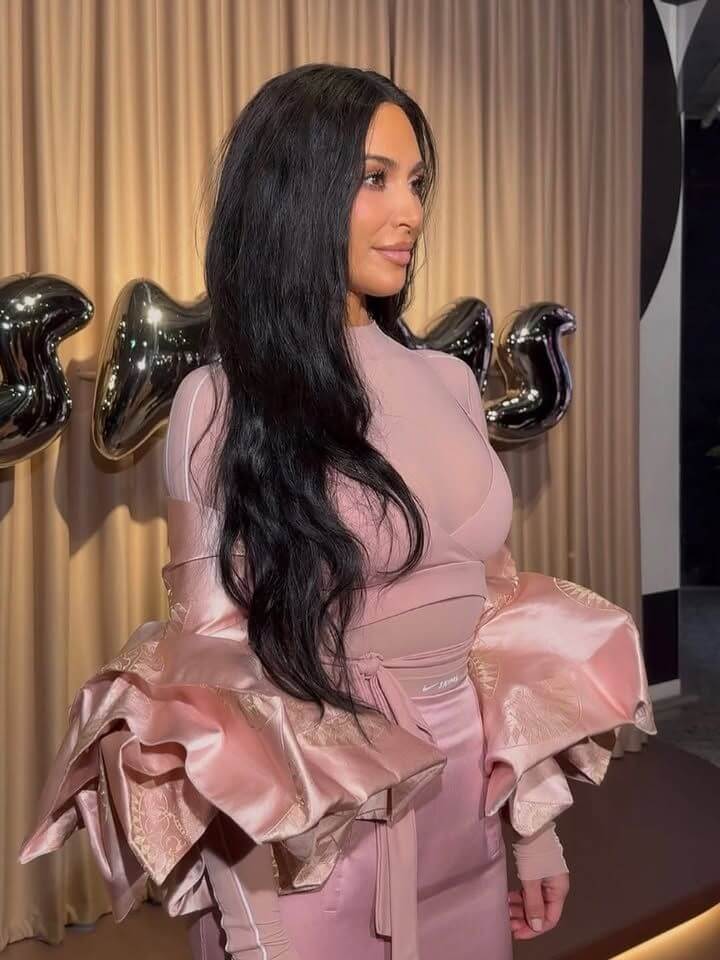 Vinícius đến Paris dự sự kiện Nike, chụp ảnh và trò chuyện cùng Kim Kardashian