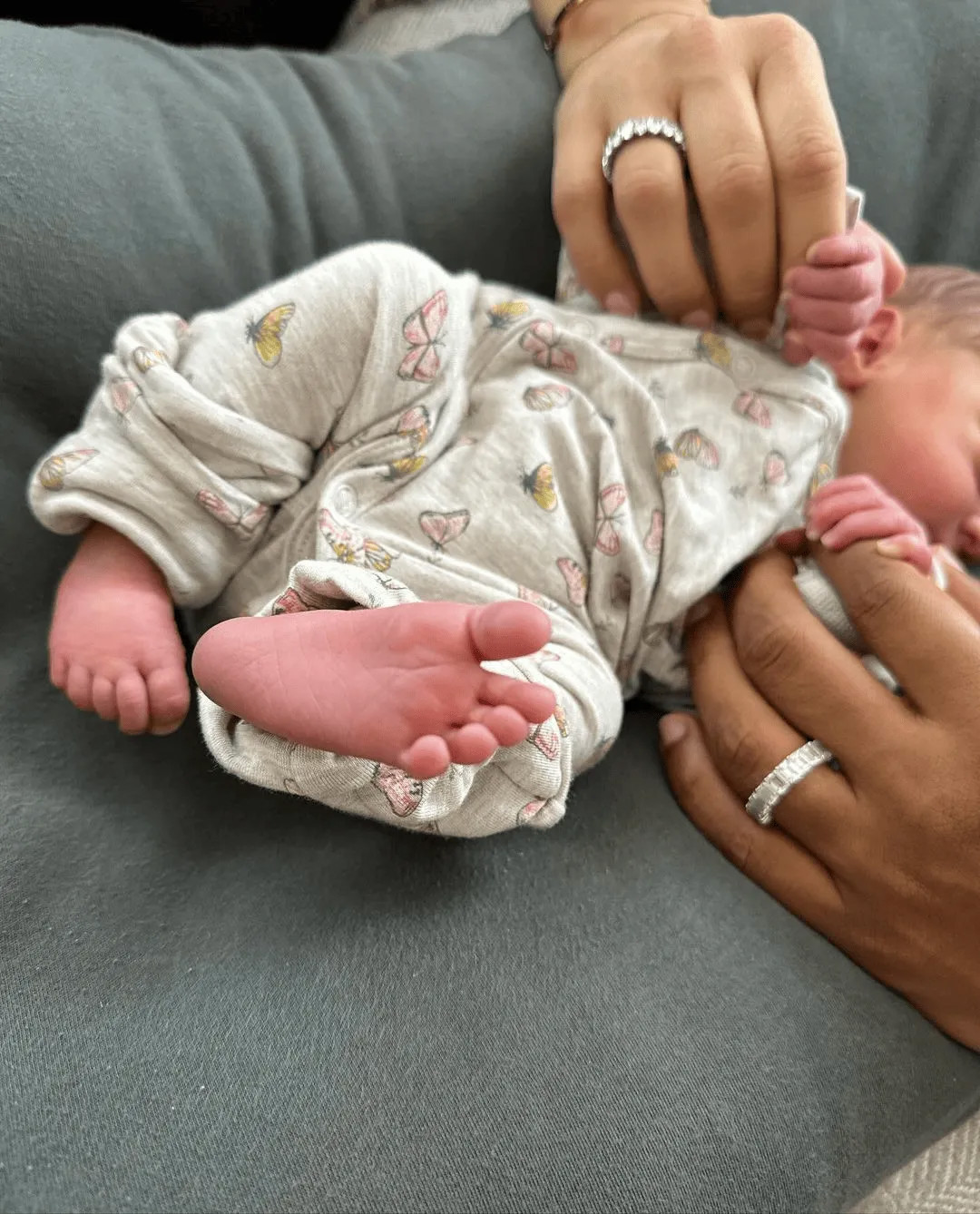 Con gái của hậu vệ Manchester City Akanji chào đời, đây là đứa con thứ ba của cặp đôi