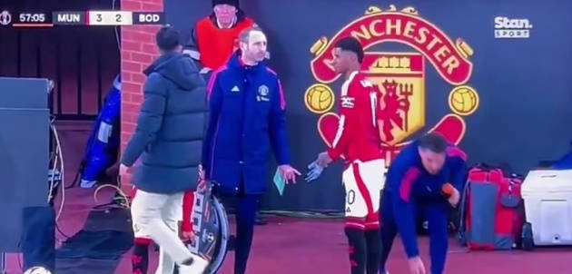 Hành động ném găng tay của Rashford gây tranh cãi dữ dội