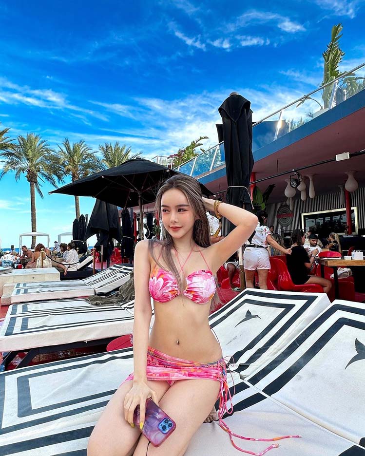 กระต๊อบ เฌอตฤณ ไอดอลสาวสุดฮอต นุ่งบิกินี่ตัวจิ๋ว อวดเอวเอสที่สเปน