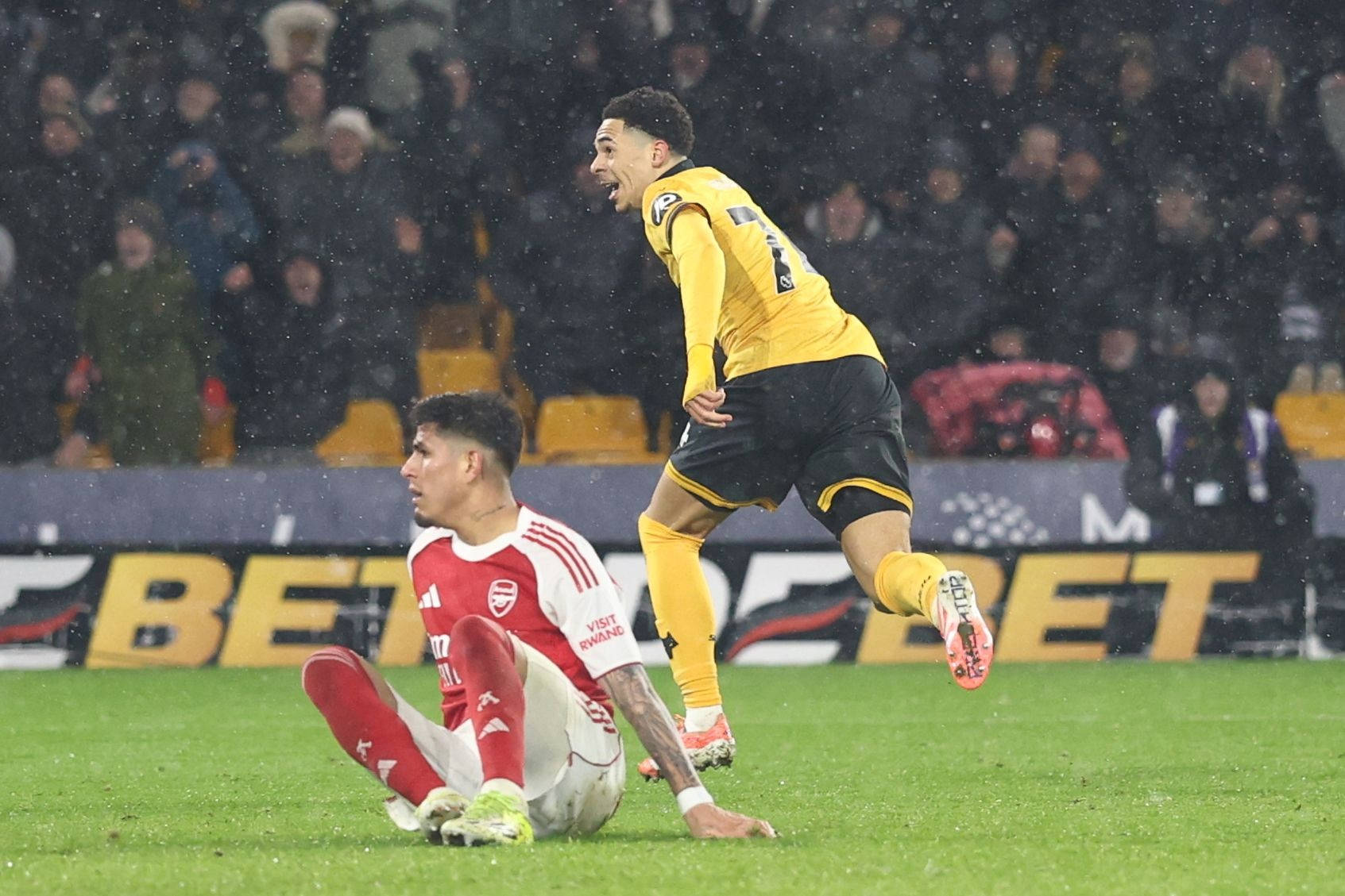 Wolves cầm hòa Arsenal, Pháo thủ đánh rơi 4 điểm liên tiếp, trao cơ hội cho Man City