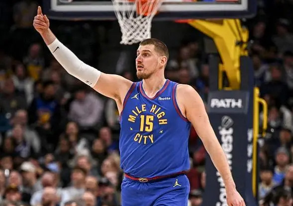 Tuyệt vời! Nikola Jokić hiệp 1 có 11 điểm, 12 rebound và 8 kiến tạo.