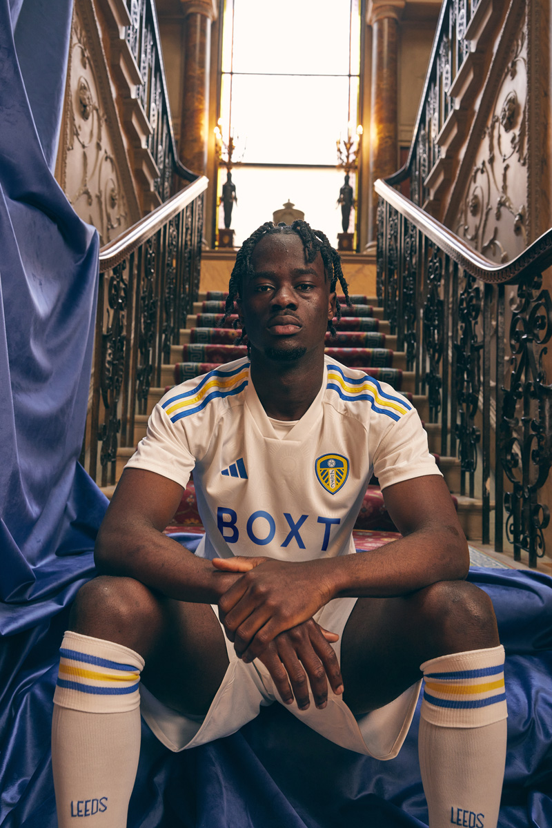 Áo đấu sân nhà của Leeds United 2023-24
