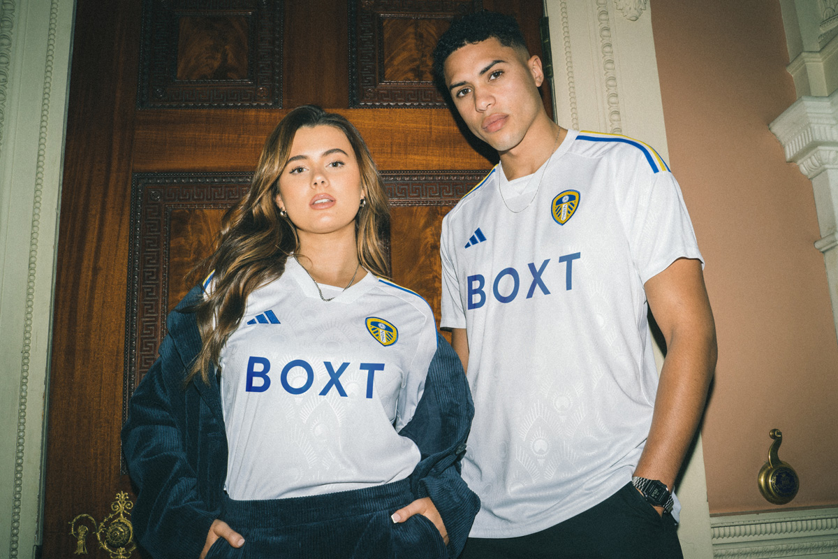 Áo đấu sân nhà của Leeds United 2023-24