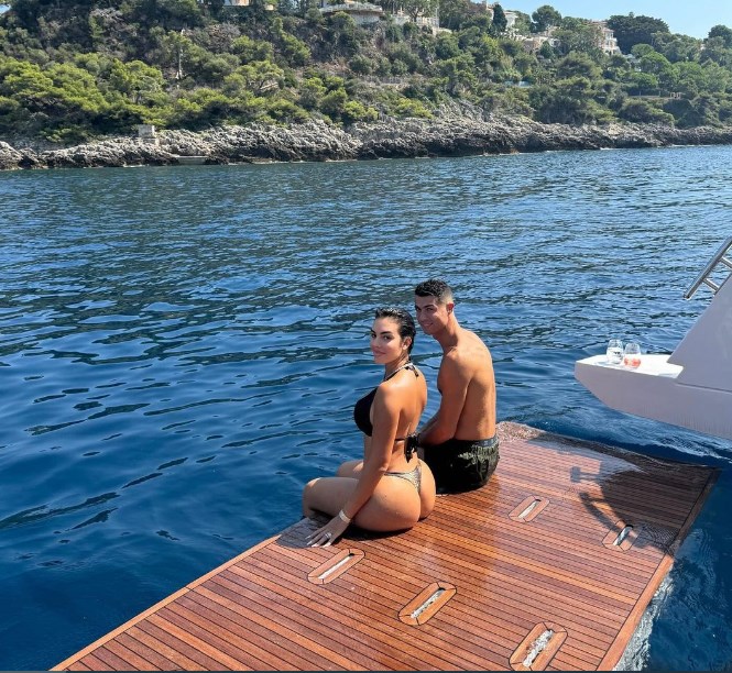 Georgina đăng ảnh Ronaldo và các con chơi ở Monaco: Tôi yêu chúng❤️