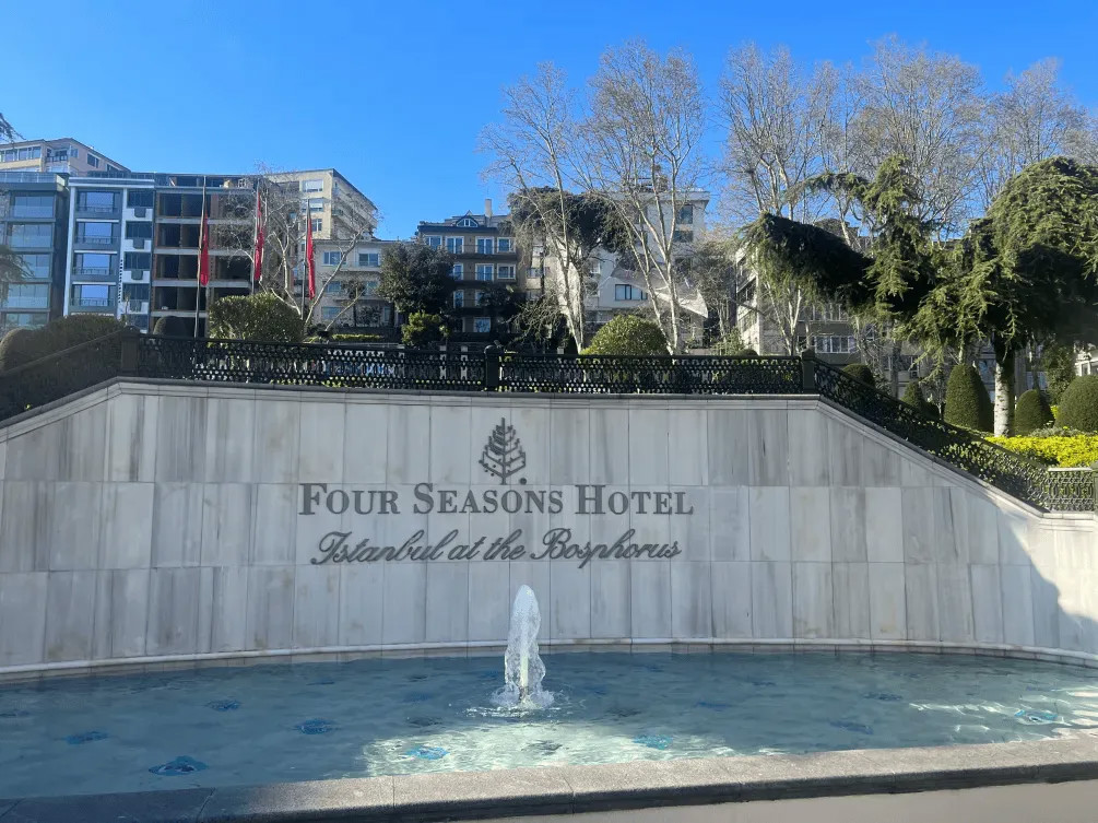 Mourinho chọn sống ở khách sạn Four Seasons trong thời gian làm việc tại Fenerbahce