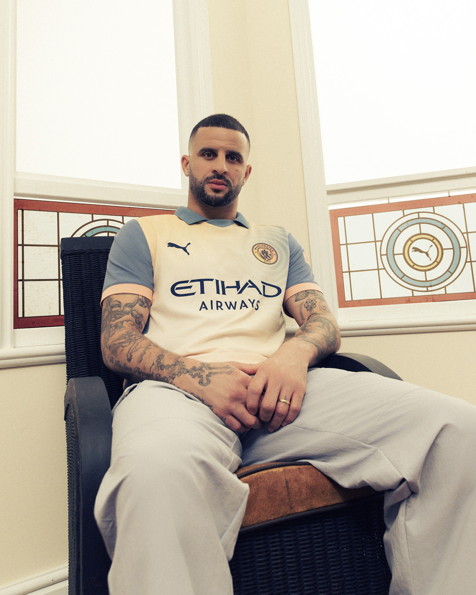 Áo thi đấu sân khách thứ ba của Manchester City 2024-25