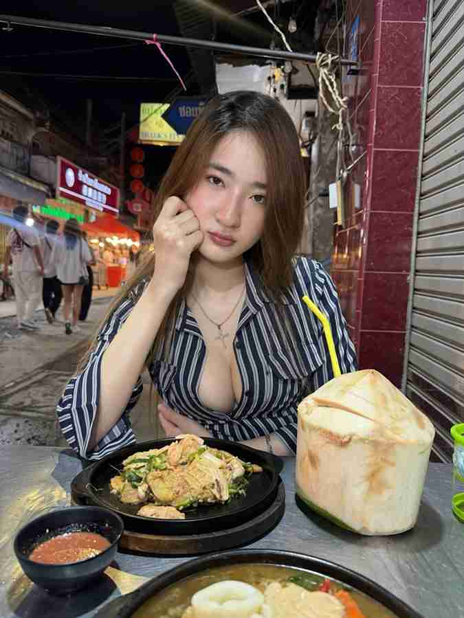 เปิดวาร์ปแม่ค้าข้าวมันไก่สุดเซ็กซี่ ที่เป็นไวรัลดังในตอนนี้