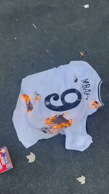Fan Real Madrid giận dữ đăng video đốt áo của Mbappé