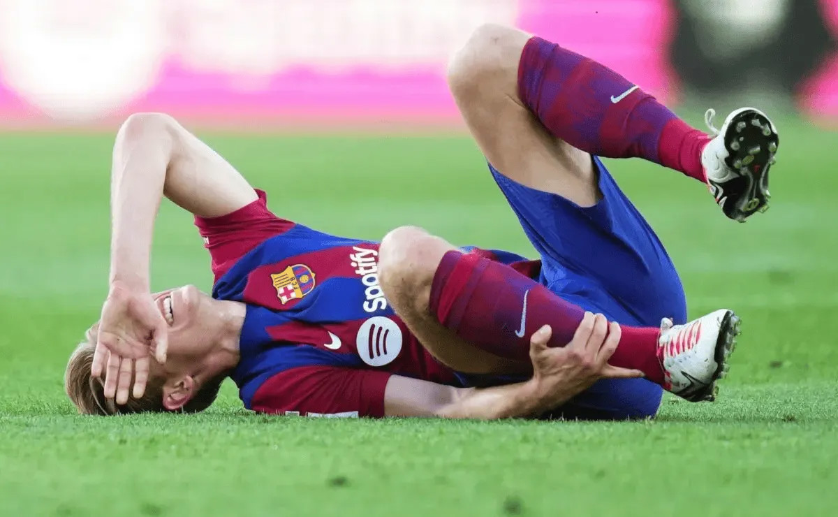 De Jong đã dưỡng thương gần 5 tháng, Barcelona đề nghị phẫu thuật nhưng anh từ chối và kiên trì điều trị bảo tồn